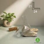 گلدان شیشه و سنگ
